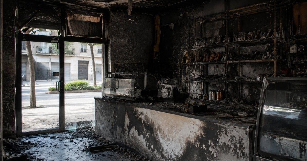 Interior de un local comercial calcinado tras un incendio